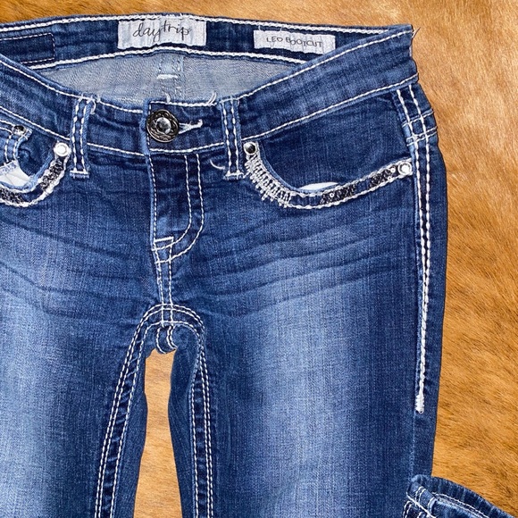 Buckle Daytrip Leo Bootcut Jeans Dark Wash - Picture 2 of 12